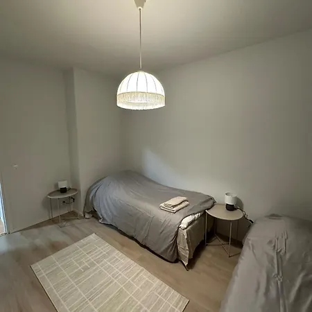 For 4 People With Free Parking! דירה