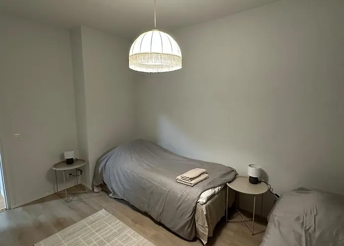 For 4 People With Free Parking! דירה