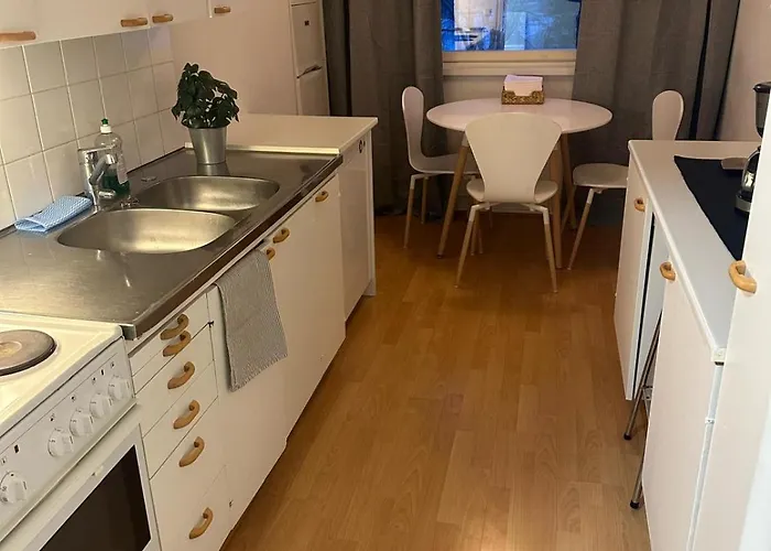 For 4 People With Free Parking! קמי